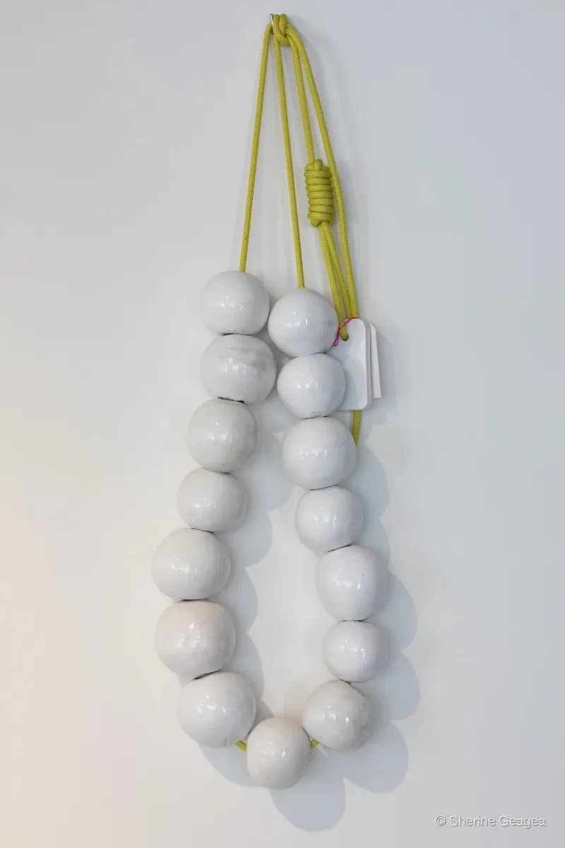 Collier céramique, corde chartreuse