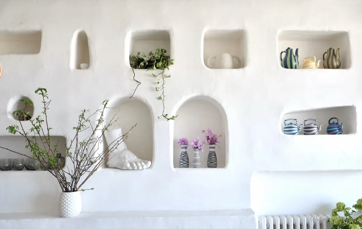 Mur à niches, céramiques et fleurs